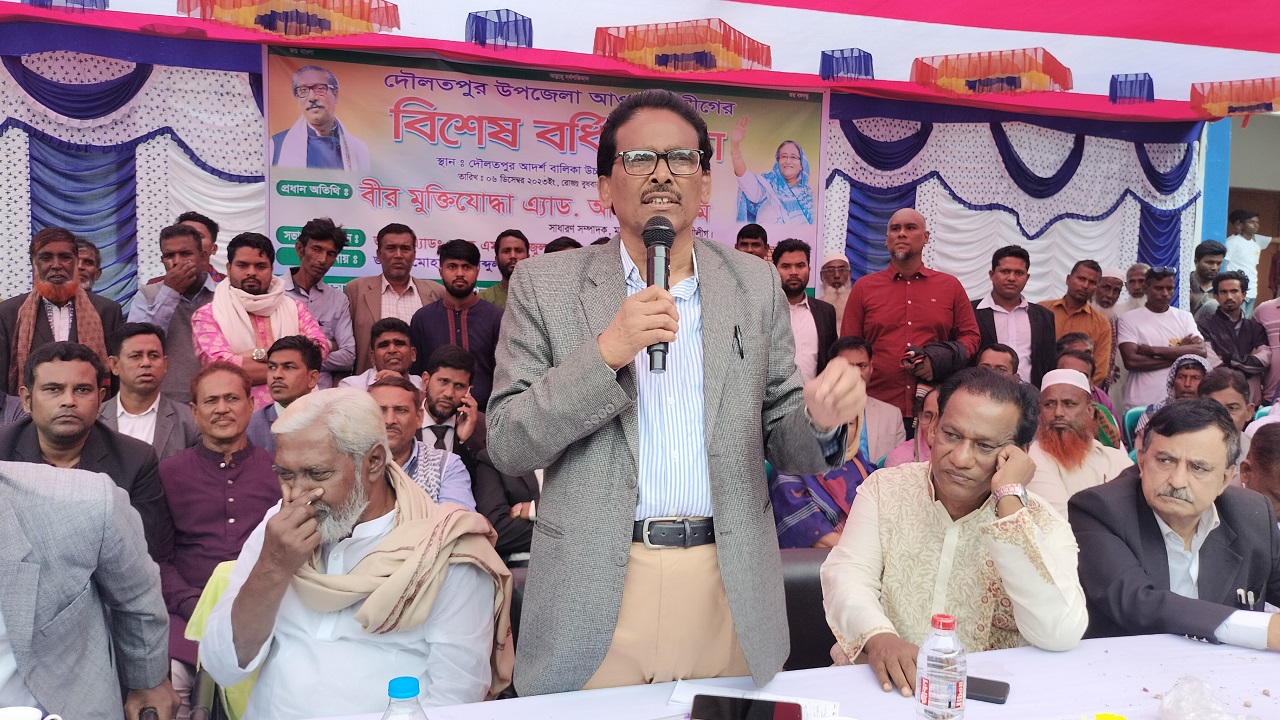 দৌলতপুরে বিশেষ বর্ধিত সভায় বক্তব্য দিচ্ছেন বীর মুক্তিযোদ্ধা অ্যাডভোকেট আব্দুস সালাম। ছবি : কালবেলা
