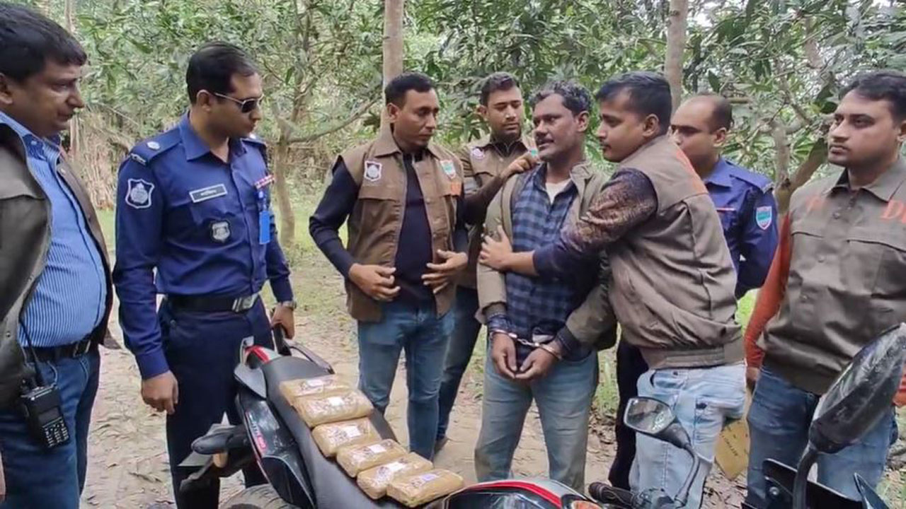 দেড় কেজি স্বর্ণের গহনাসহ পাচারকারীকে আটক করে ডিবি। ছবি : কালবেলা