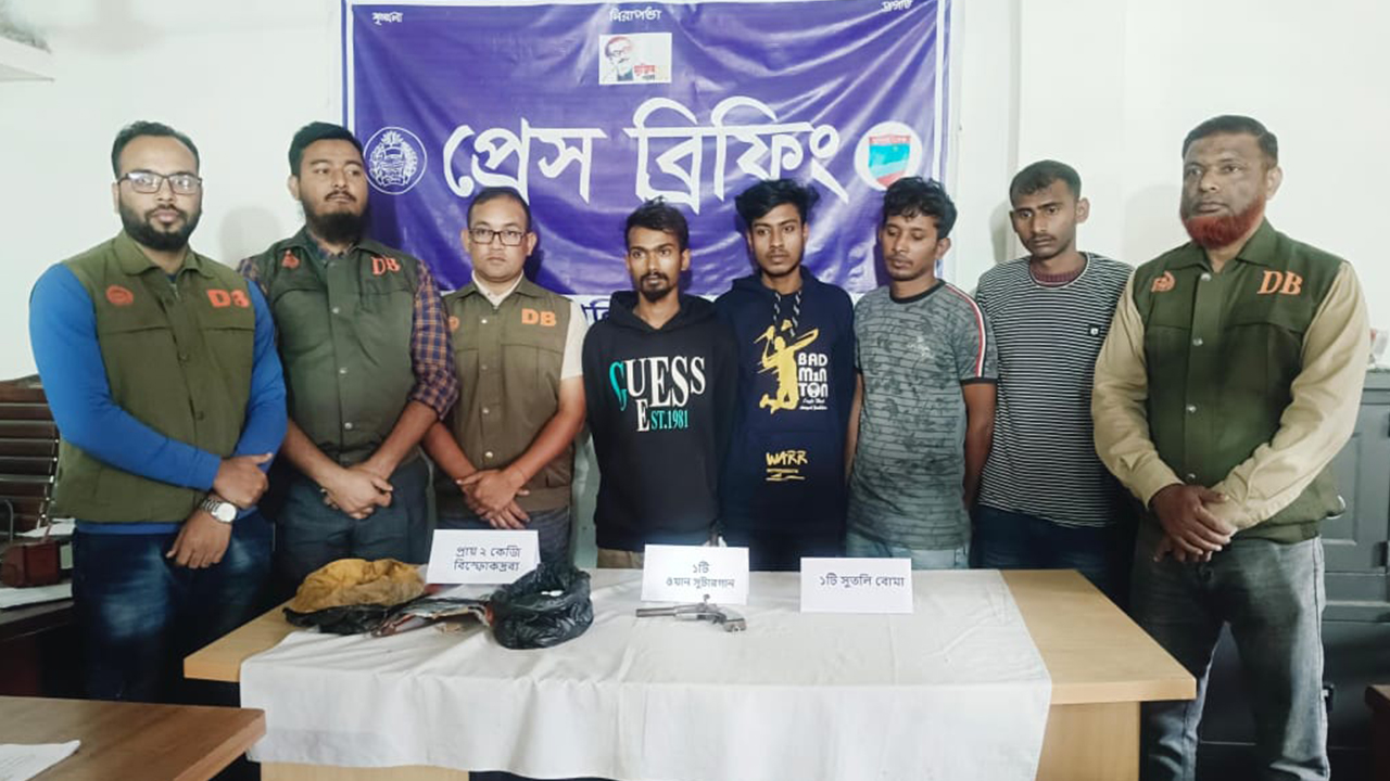 যশোরের মনিরামপুর ও অভয়নগর উপজেলায় অস্ত্র-বিস্ফোরকসহ চারজন গ্রেপ্তার। ছবি : কালবেলা