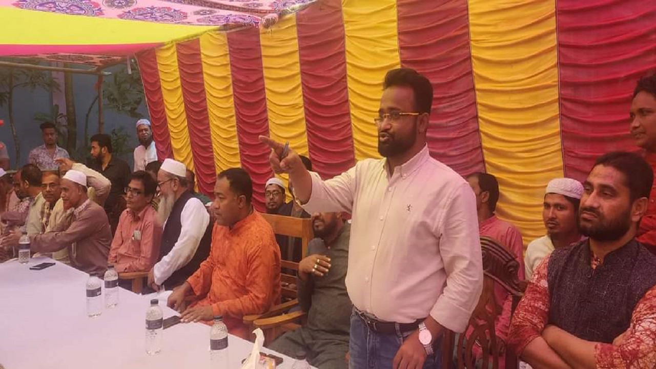 নির্বাচনী সভায় বক্তব্য দিচ্ছেন কুমিল্লা উত্তর জেলা স্বেচ্ছাসেবক লীগের সাধারণ সম্পাদক লিটন সরকার। ছবি : কালবেলা