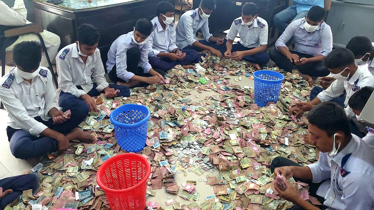বগুড়ার মহাস্থানে হজরত শাহ সুলতান মাহমুদ বলখী (রহ.) মাজারের সিন্দুকের (দানবাক্স) টাকা গণনা শুরু। ছবি : কালবেলা