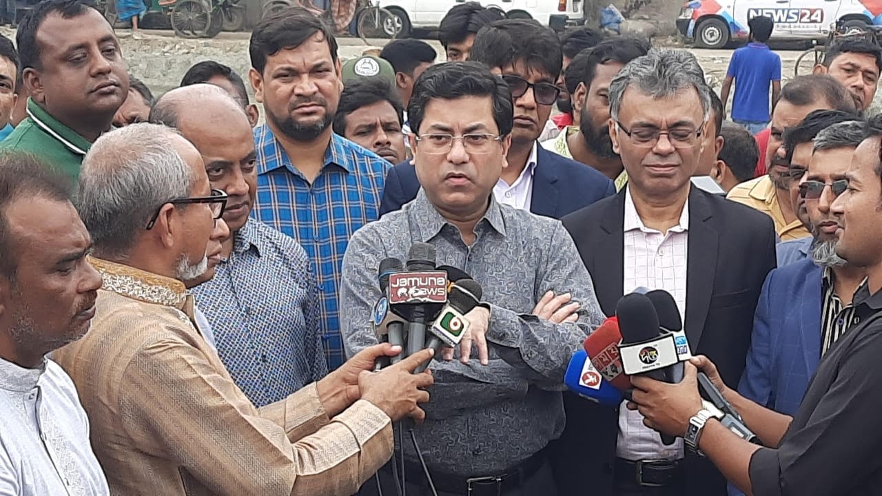 টার্মিনালের কাজের অগ্রগতি পরিদর্শন শেষে সাংবাদিকদের সঙ্গে কথা বলেন শেখ ফজলে নূর তাপস।  ছবি : কালবেলা