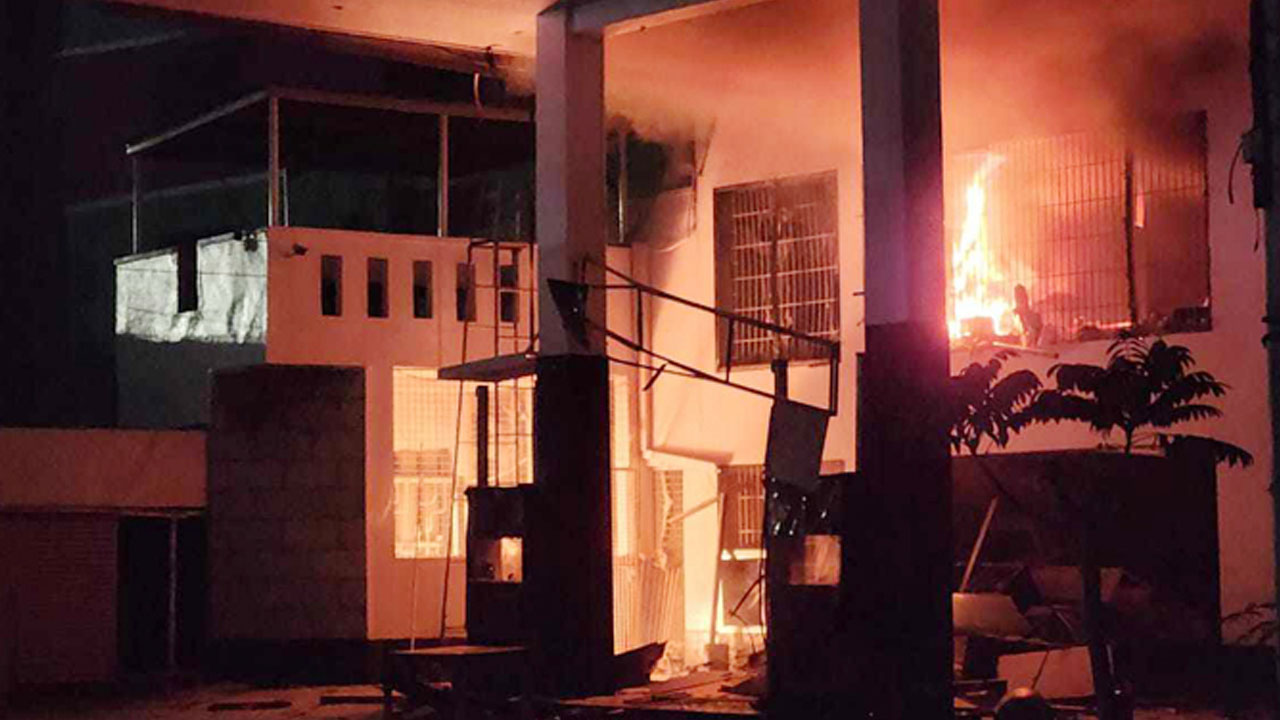 মহাখালীতে পেট্রোল পাম্পে আগুন। ছবি : সংগৃহীত