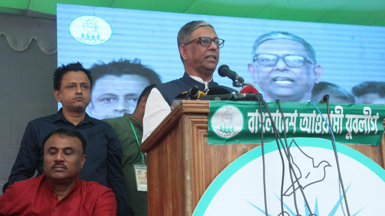 বঙ্গবন্ধু এভিনিউ আওয়ামী লীগ কার্যালয়ে দলটির মনোনীত প্রার্থী কৃষিবিদ আ ফ ম বাহাউদ্দিন নাছিম। ছবি : সংগৃহীত