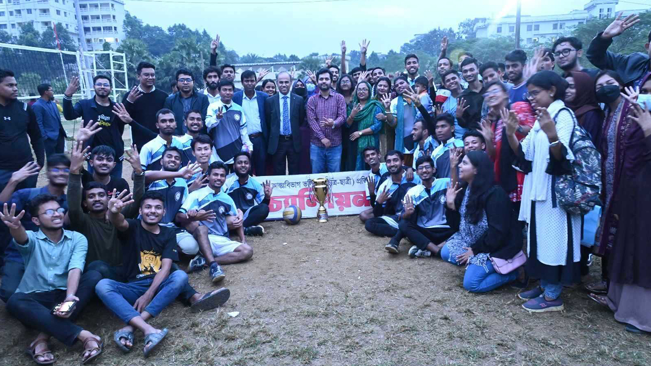 কুবিতে আন্তঃবিভাগ ভলিবল (ছাত্র-ছাত্রী) প্রতিযোগিতায় চ্যাম্পিয়ন হয়েছে বিশ্ববিদ্যালয়ের ফিন্যান্স অ্যান্ড ব্যাংকিং (ছাত্র) ও বাংলা বিভাগ (ছাত্রী)। ছবি : কালবেলা