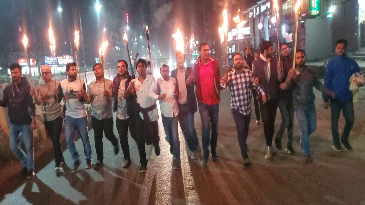 মশাল মিছিল করেছে জাহাঙ্গীরনগর বিশ্ববিদ্যালয় শাখা ছাত্রদলের নেতাকর্মীরা। ছবি : কালবেলা