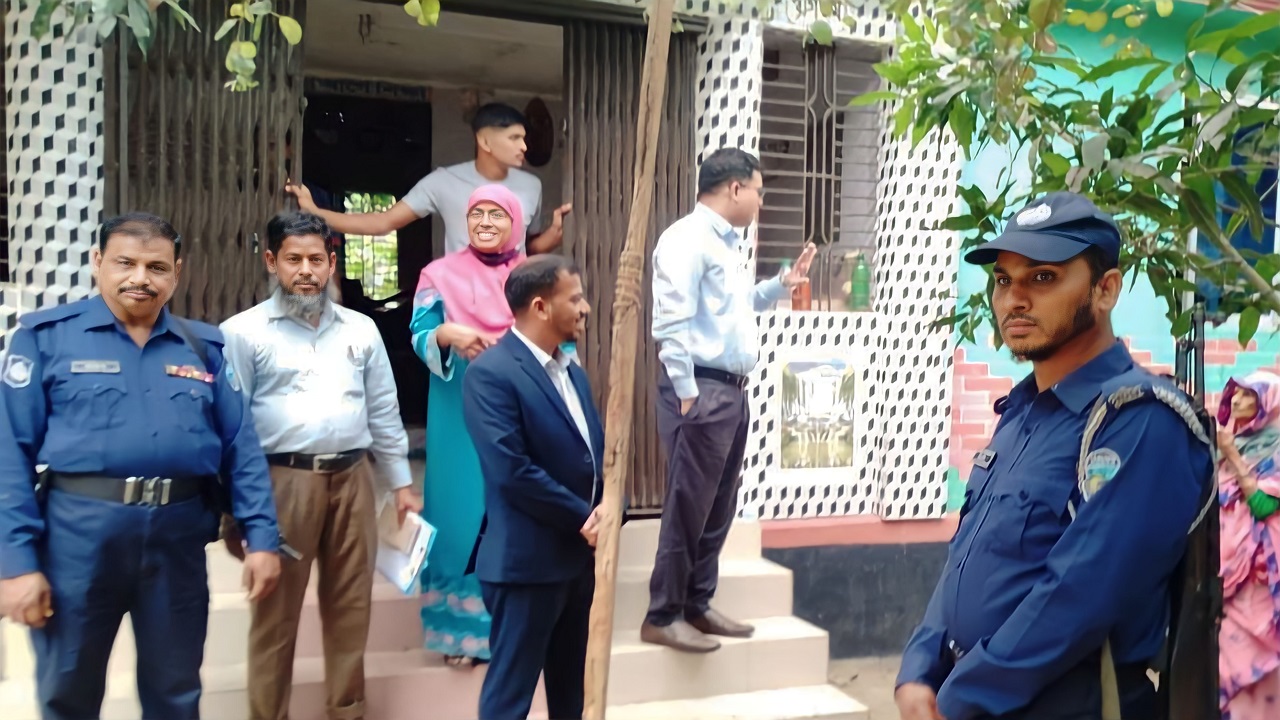 শিক্ষার্থীর বাড়িতে গিয়ে বাল্যবিবাহ বন্ধ করেন স. ম. আজহারুল ইসলাম। ছবি : কালবেলা