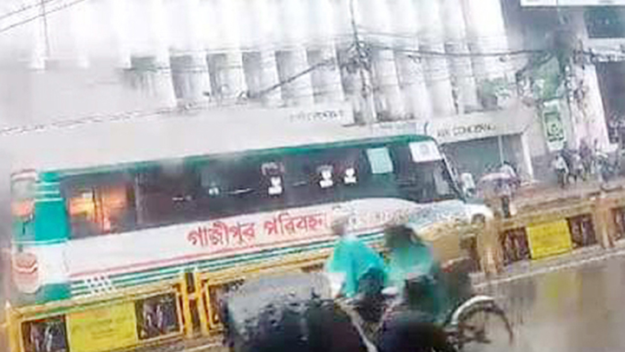মতিঝিলে গাজীপুর পরিবহনের একটি বাসে আগুন দেয় দুর্বৃত্তরা। ছবি : সংগৃহীত