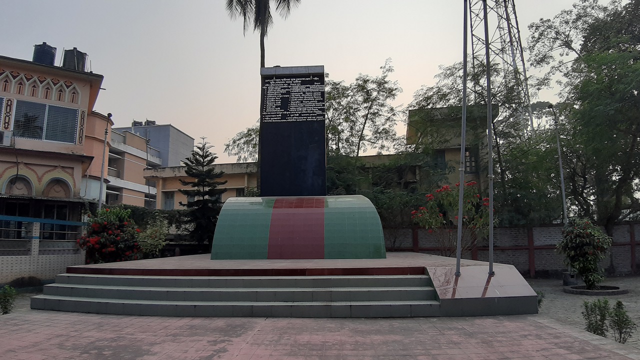 শহিদ বেদী। ছবি : কালবেলা