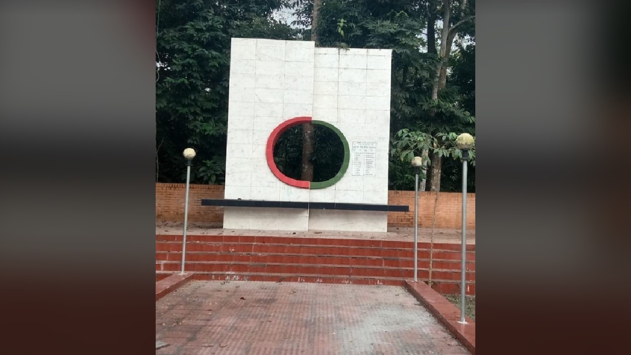 বাকেরগঞ্জ মুক্তিযুদ্ধ স্মৃতিস্তম্ভ। ছবি : কালবেলা