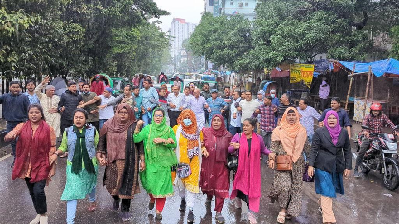 বৃহস্পতিবার (৭ ডিসেম্বর) সকালে রাজধানীর শাহজাহানপুরে মিছিল ও পিকেটিং করে বিএনপি ও অঙ্গসংগঠনের নেতাকর্মীরা। ছবি : কালবেলা