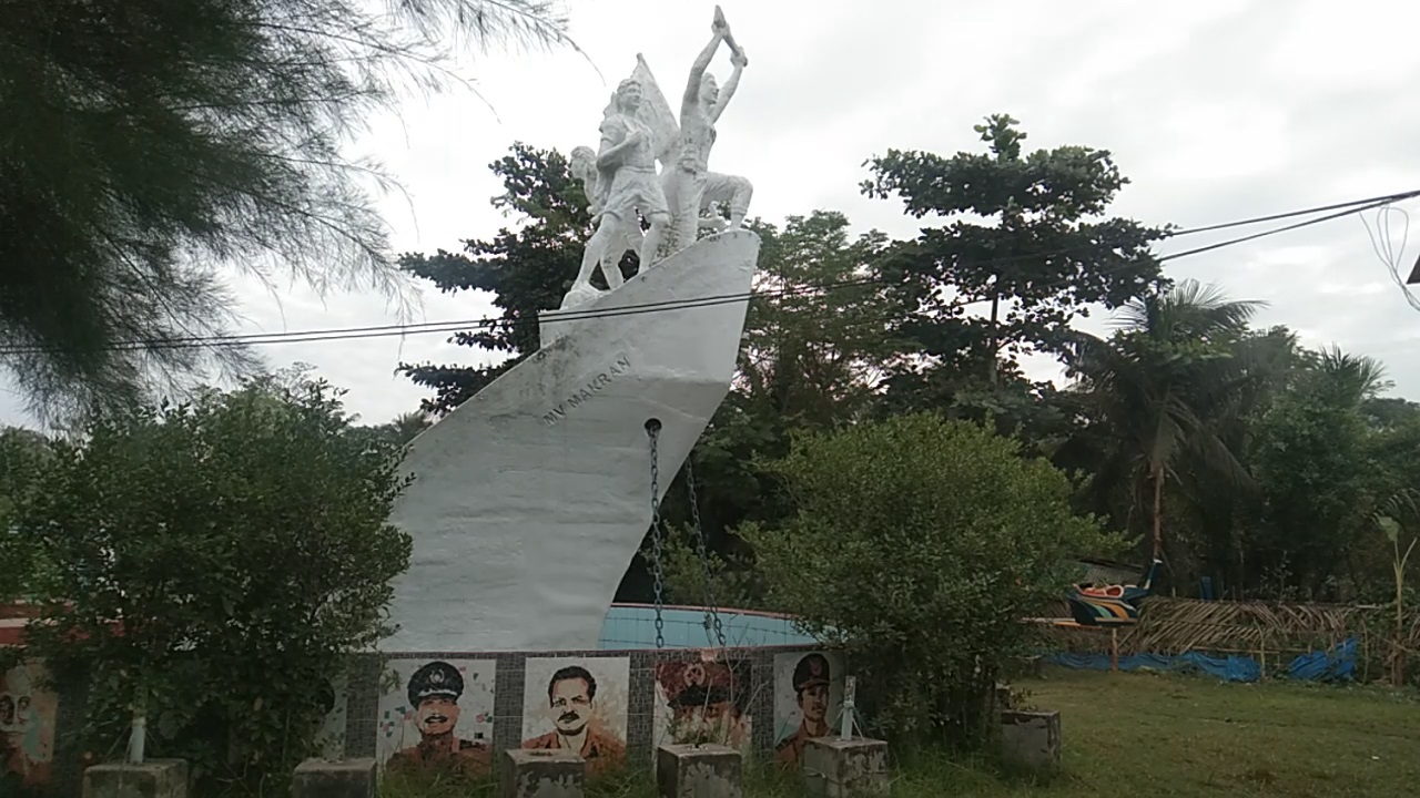 মোংলা পোর্ট পৌরসভার পৌর পার্ক এলাকায় নির্মিত যুদ্ধজাহাজ সংবলিত মুক্তিযুদ্ধ স্মৃতিস্তম্ভ। ছবি : কালবেলা