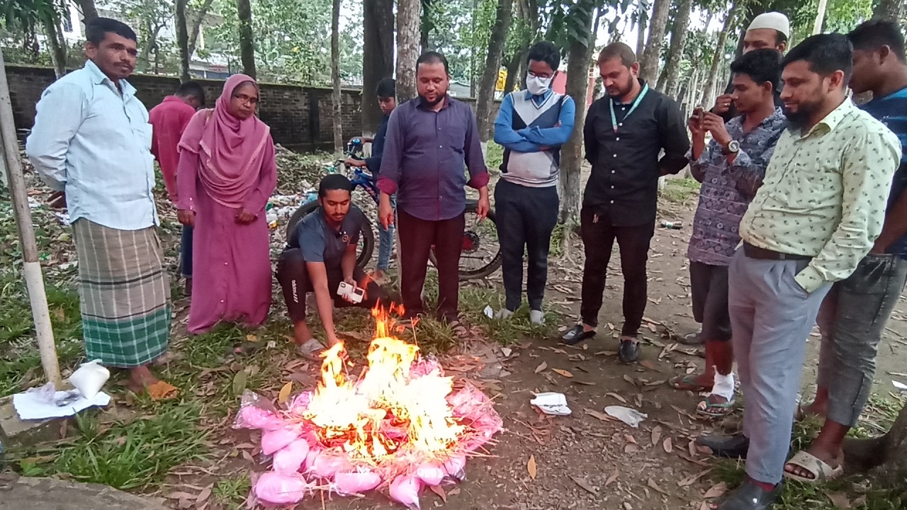ক্ষতিকারক রঙের তৈরি হাওয়াই মিঠাই আগুনে পোড়ানো হচ্ছে। ছবি : কালবেলা