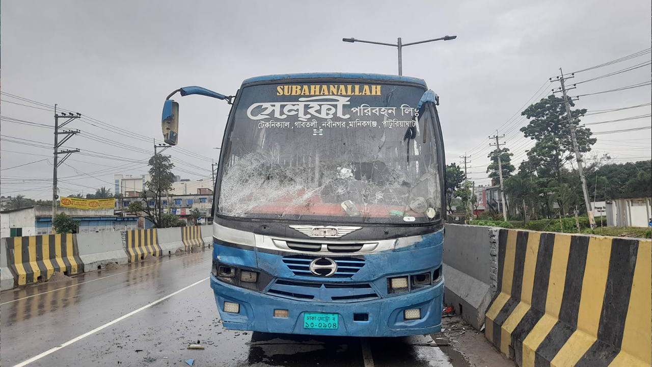 ঢাকা-আরিচা মহাসড়কের ধামরাই থানা বাসস্ট্যান্ডে সেলফি পরিবহন বাসের চাপায় নিহত ২। ছবি : কালবেলা
