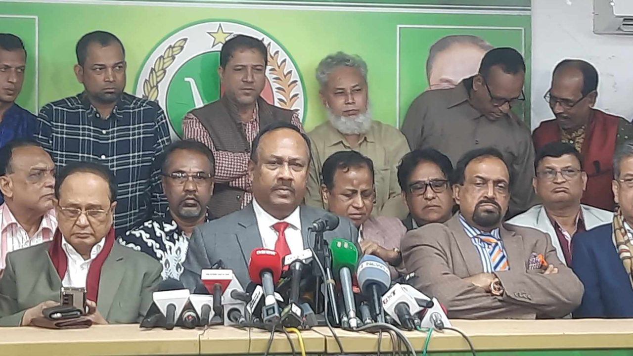 বনানীতে জাতীয় পার্টির চেয়ারম্যানের কার্যালয়ে দলের মহাসচিব মো. মুজিবুল হক চুন্নু। ছবি : সংগৃহীত