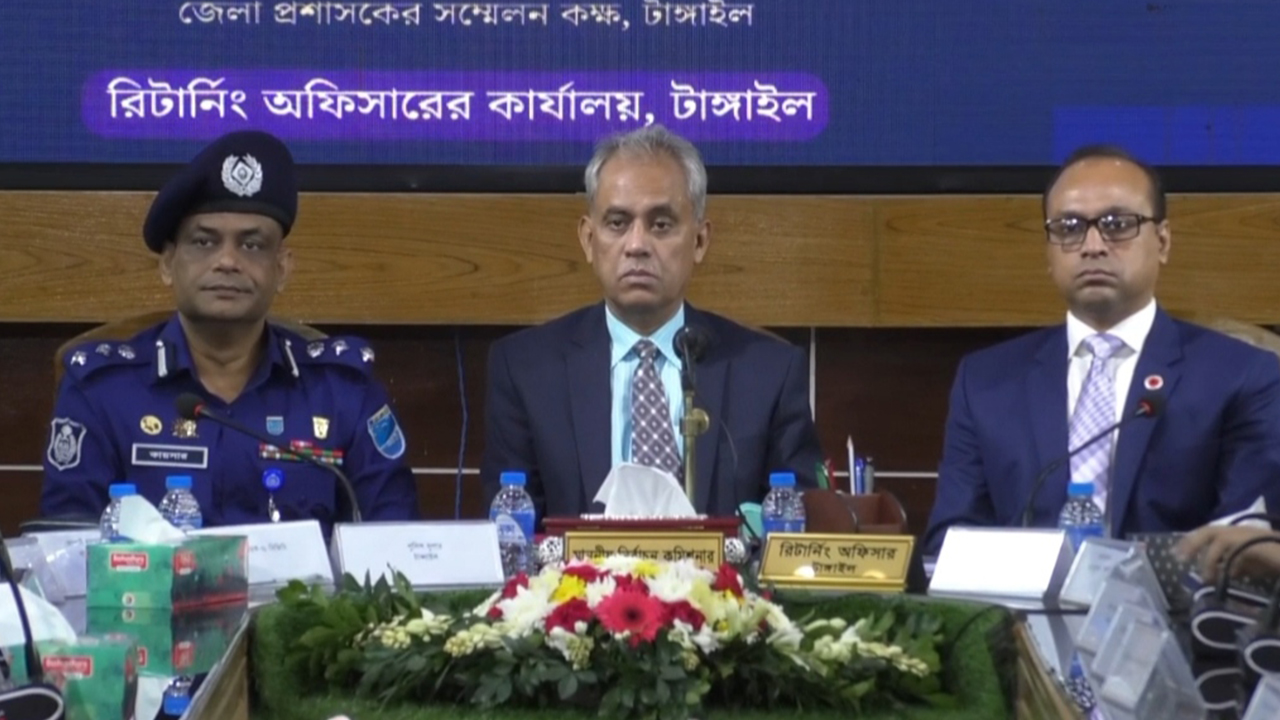 টাঙ্গাইলে রিটানিং অফিসারের কার্যালয়ে নির্বাচন কমিশনার মো. আলমগীর। ছবি : কালবেলা