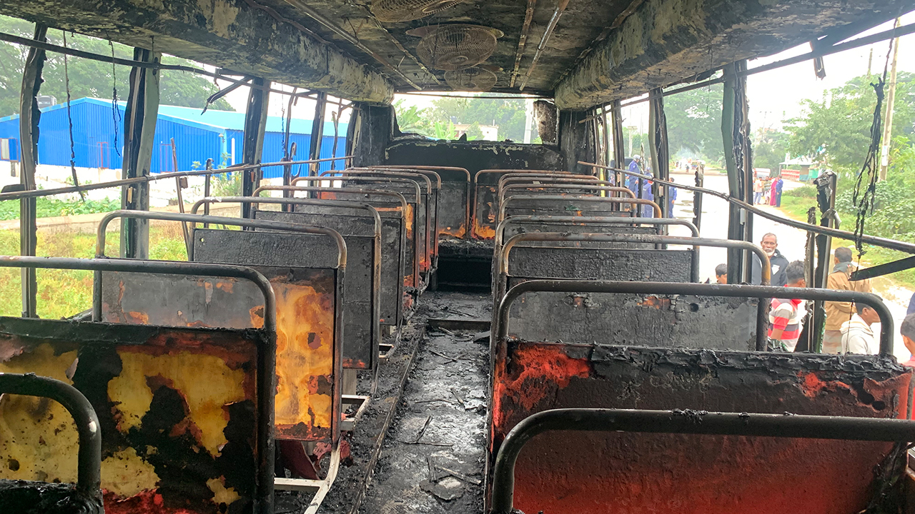 কুমিল্লা নগরীতে জিহান ফুটওয়্যার (প্রা.) লিমিটেড কোম্পানির একটি স্টাফ বাসে আগুন। ছবি : কালবেলা