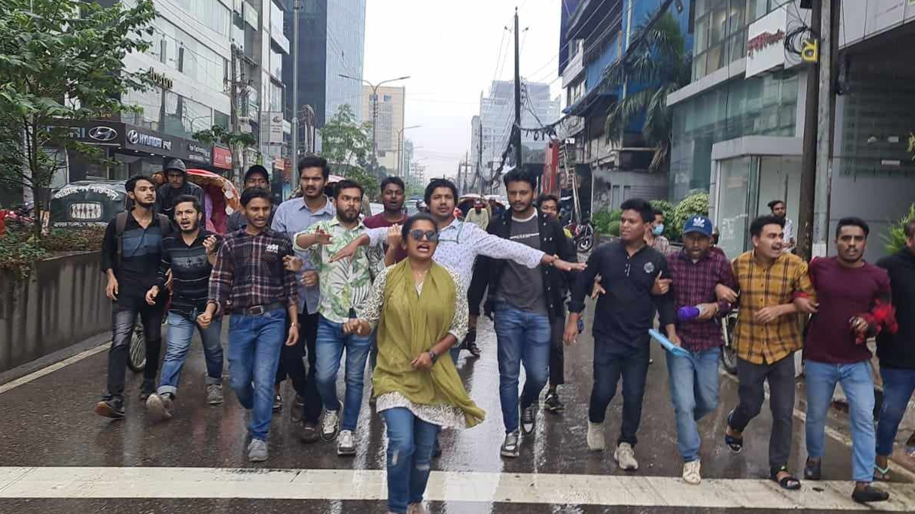 অবরোধ সমর্থনে তিতুমীর কলেজ ছাত্রদলের মিছিল। ছবি : কালবেলা