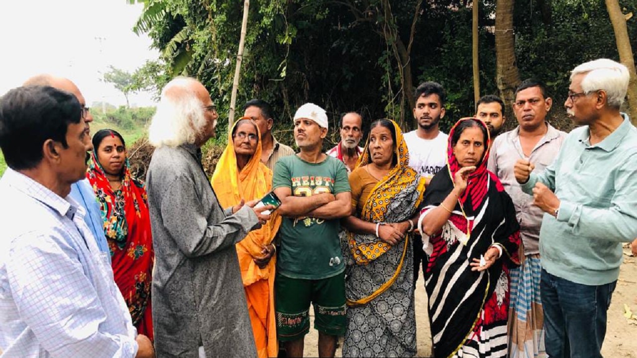 কেরানীগঞ্জের কাজীরগাঁওয়ে নামযজ্ঞ ও বৈষ্ণব মহোৎসব চলাকালে হামলার ঘটনাস্থল পরিদর্শন করেন হিন্দু বৌদ্ধ খ্রিস্টান ঐক্য পরিষদ। ছবি : কালবেলা