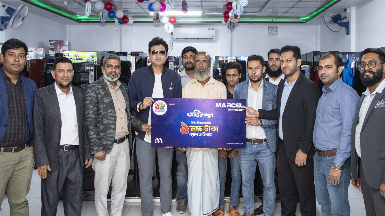 ক্রেতা আলাউদ্দিনের হাতে মার্সেল ফ্রিজ কিনে পাওয়া লাখ টাকার ক্যাশ ভাউচার তুলে দেন চিত্রনায়ক আমিন খান। ছবি : মার্সেল