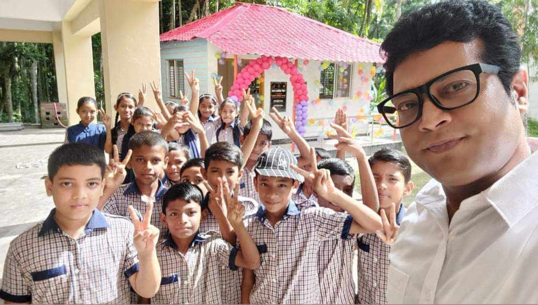 বন্ধুদের মতো ছাত্রদের সঙ্গে মিশে যেতেন ইউএনও অঞ্জন দাশ।