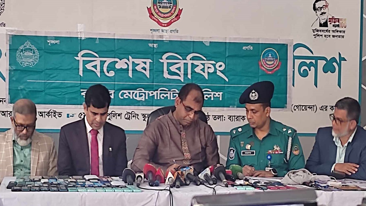 রংপুর মেট্রোপলিটন পুলিশের সংবাদ সম্মেলন। ছবি : কালবেলা