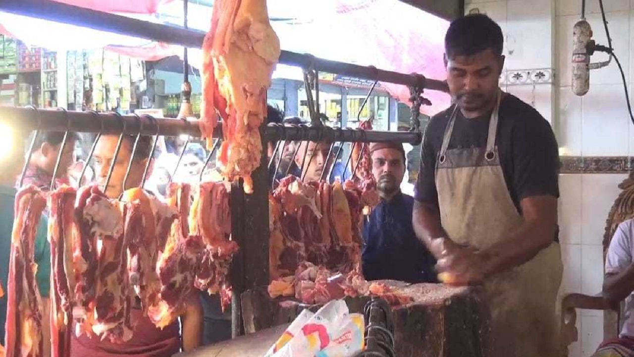 গরুর মাংসের দাম কমার খবরে গাজীপুরে মাংসের দোকানে আসা ক্রেতাবৃন্দ। ছবি : কালবেলা