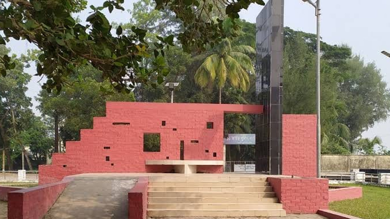 বরিশালে স্মৃতিস্তম্ভ। ছবি : কালবেলা