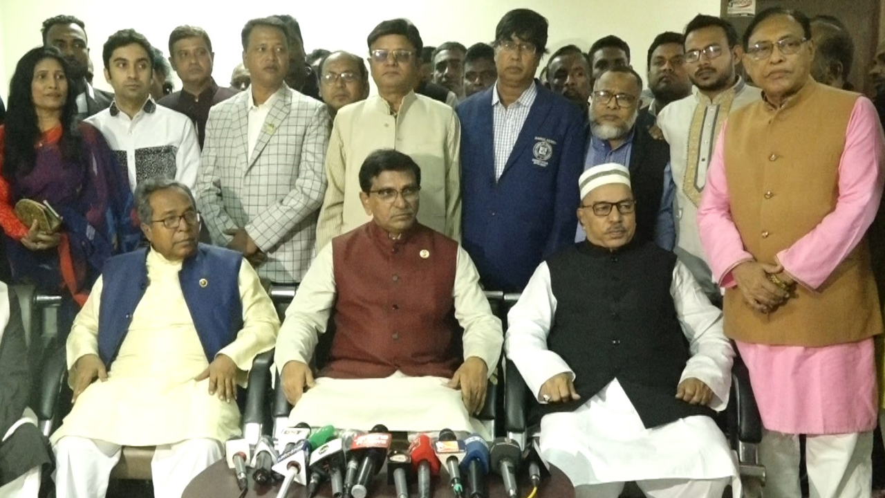 নির্বাচন প্রসঙ্গে সাংবাদিকদের সঙ্গে কথা বলেন মাহবুবউল আলম হানিফ। ছবি : কালবেলা