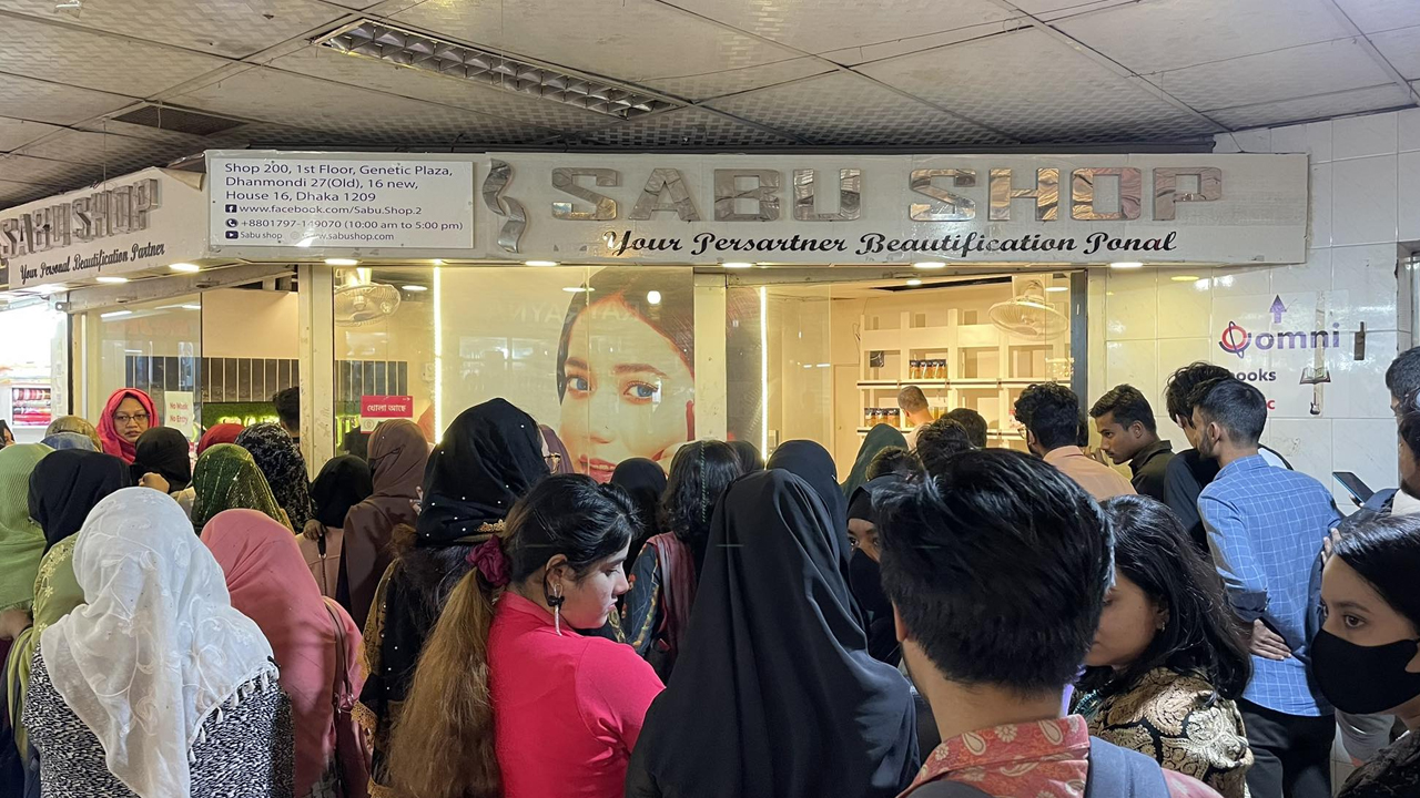 বসুন্ধরা সিটি শপিং কমপ্লেক্সের সাবু শপে ক্রেতাদের ভিড়। ছবি : কালবেলা