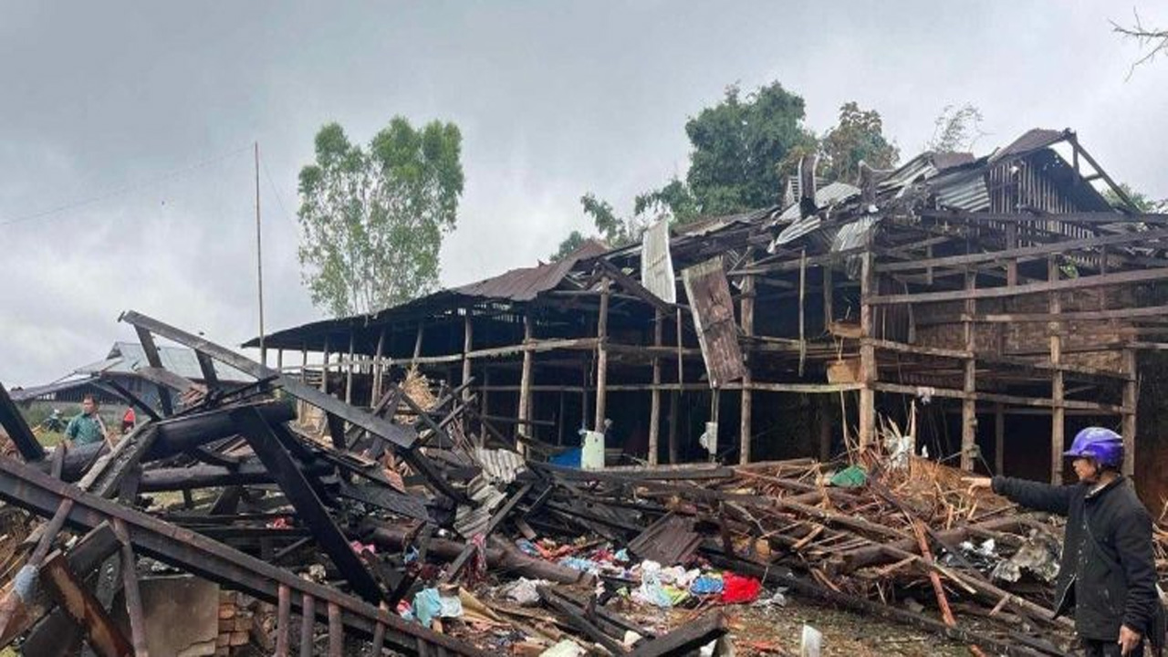 জান্তার সাথে সংঘর্ষে বিধ্বস্ত বসতি। ছবি : সংগৃহীত।