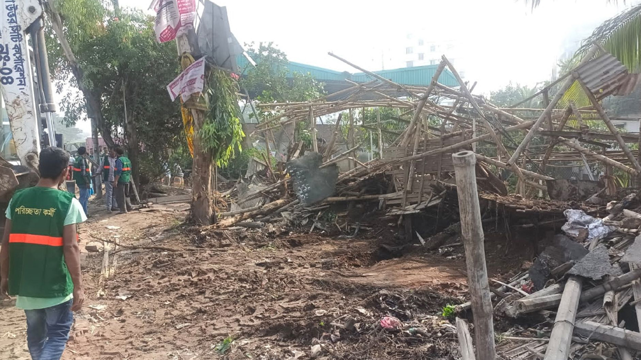 গাবতলী বেড়িবাঁধের জাকের ডেইরি ফার্ম সংলগ্ন অবৈধ স্থাপনা উচ্ছেদ। ছবি : কালবেলা