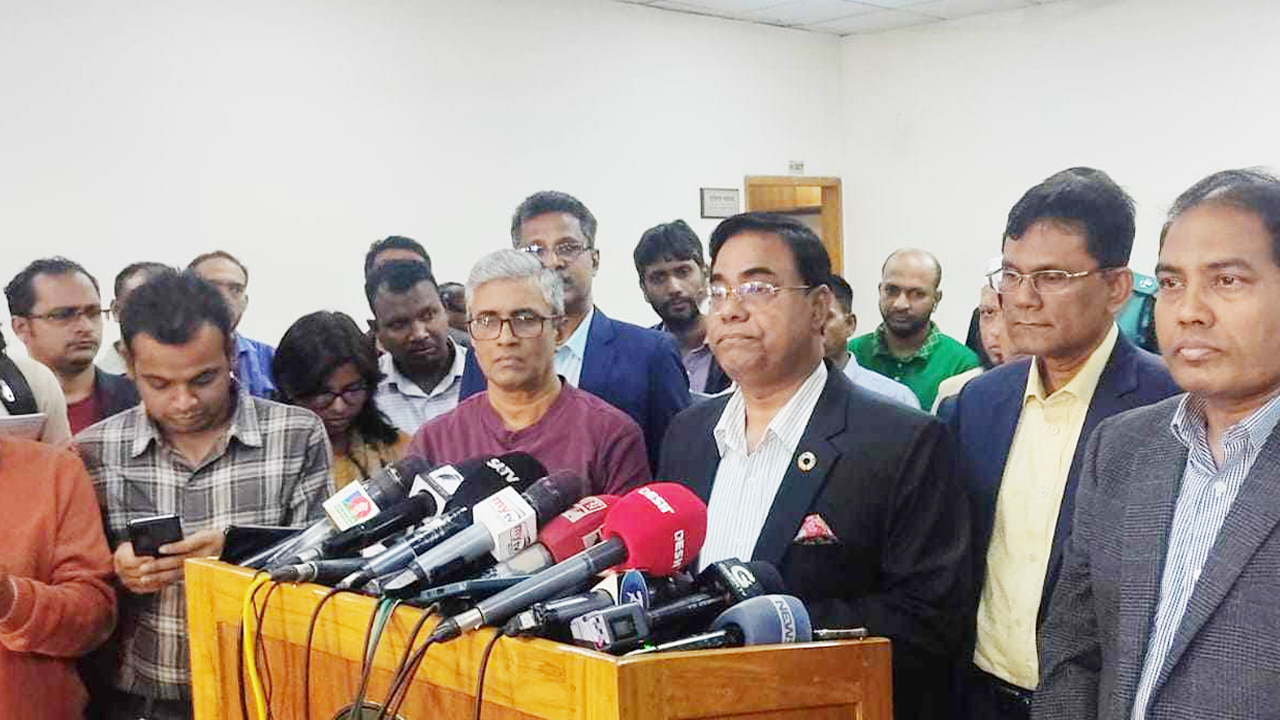 আগারগাঁওয়ের নির্বাচন ভবনে কথা বলেন ইসি সচিব মো. জাহাংগীর আলম। ছবি : সংগৃহীত