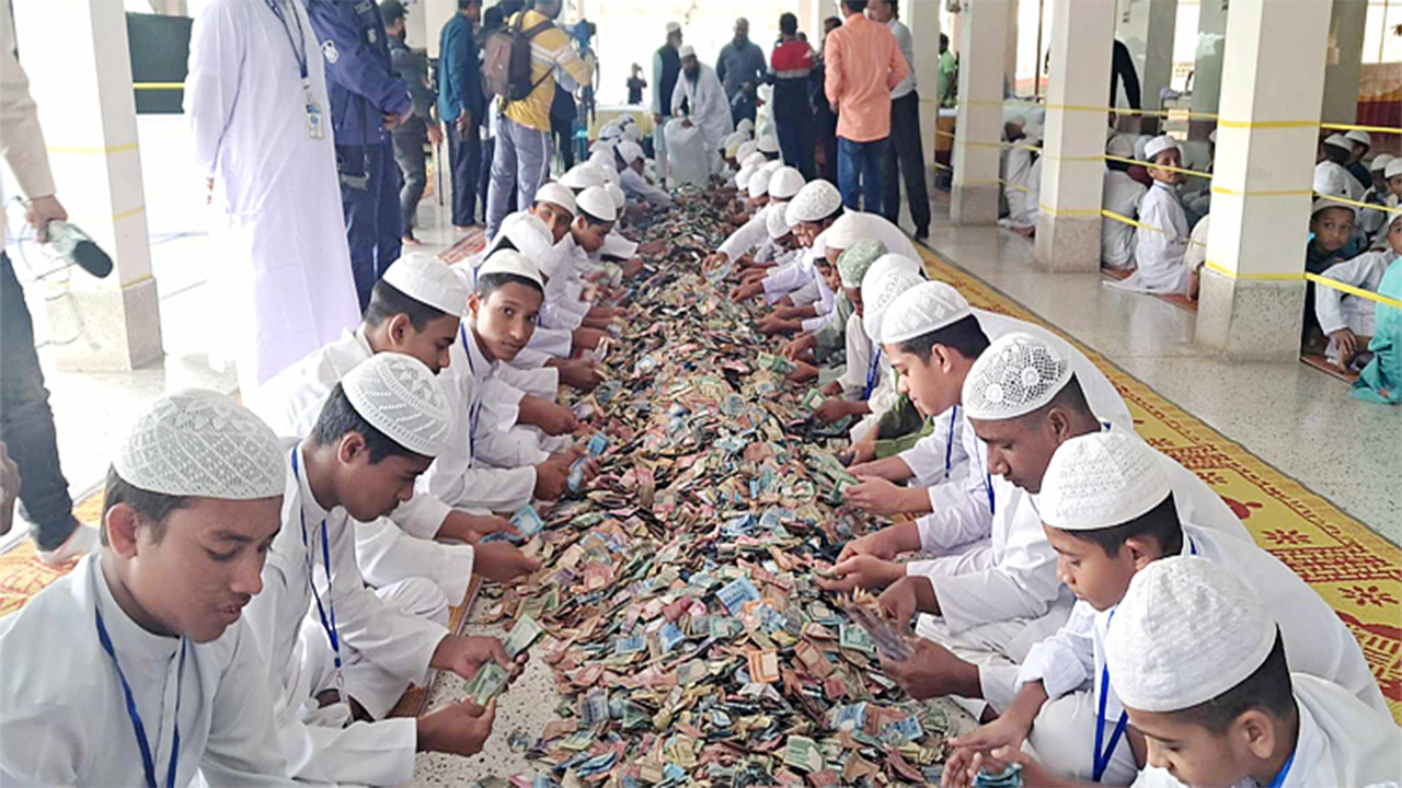 দানবাক্সে পাওয়া টাকা গণনা চলছে।