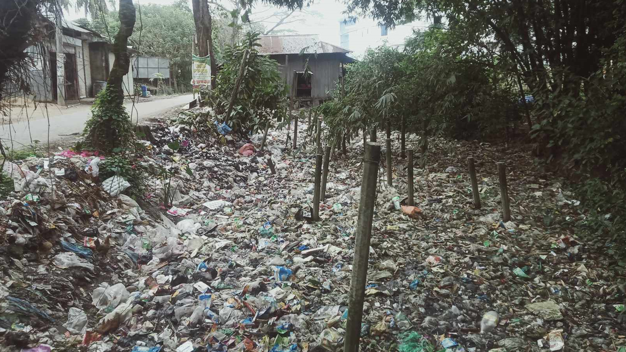 চরঠিকা-চরপাগলা খালে ময়লার স্তূপ। ছবি : কালবেলা
