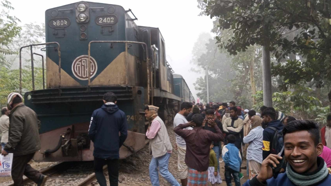 বিকল হওয়া ট্রেন। ছবি : কালবেলা
