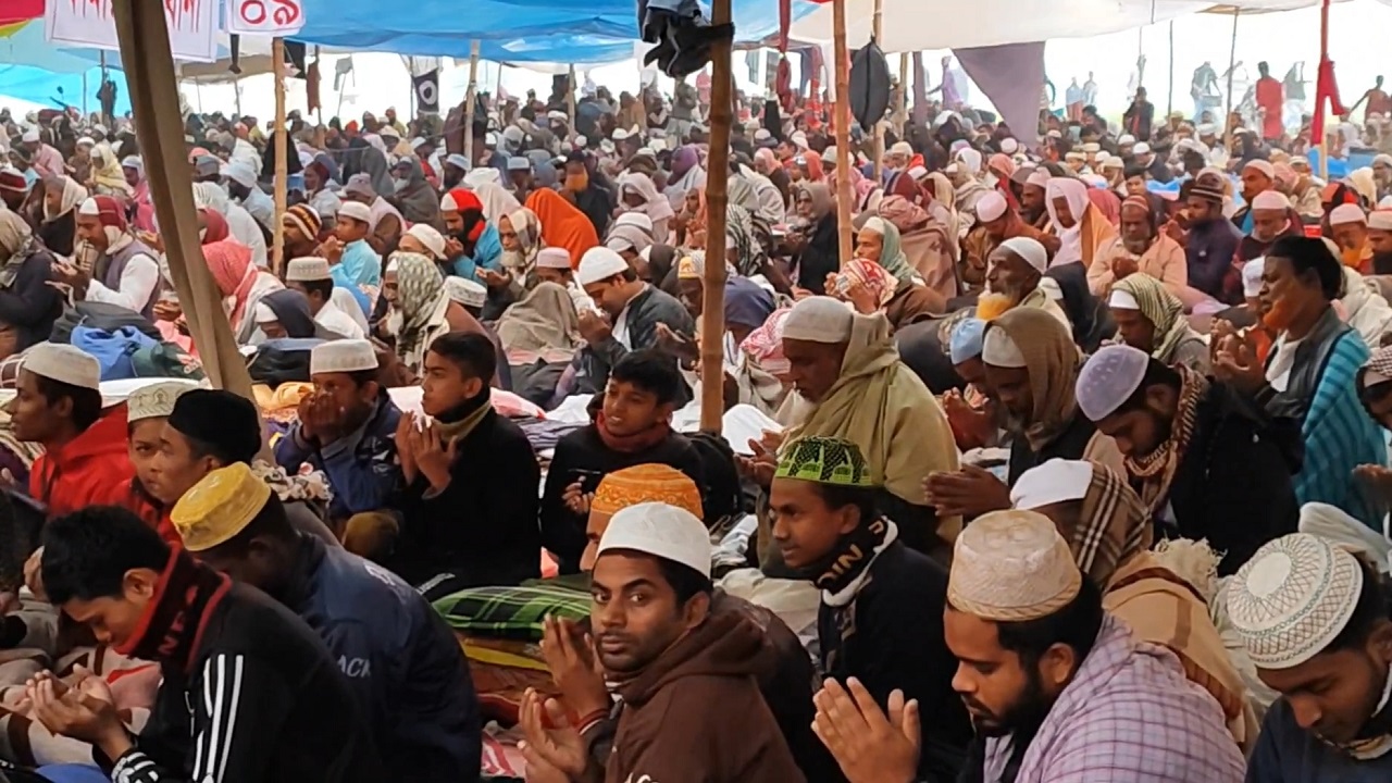 আঞ্চলিক ইজতেমার শেষ দিনে বিশ্ব মুসলিম উম্মাহর শান্তি কামনায় আখেরি মোনাজাতে অংশগ্রহণকারীদের একাংশ। ছবি : কালবেলা