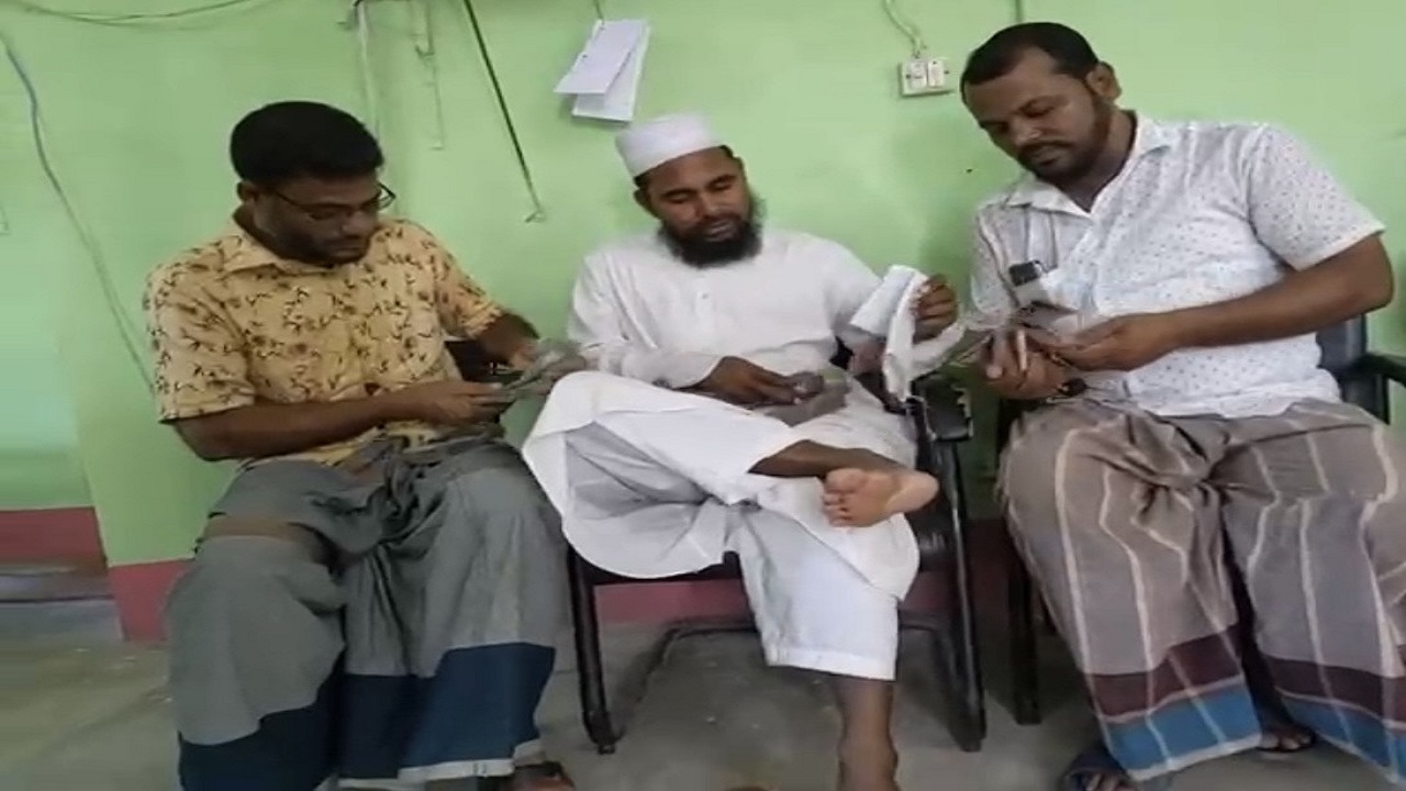 মাদ্রাসা সুপারকে টাকা গোনায় সহযোগিতা করছেন মো. ছগির। ছবি : কালবেলা