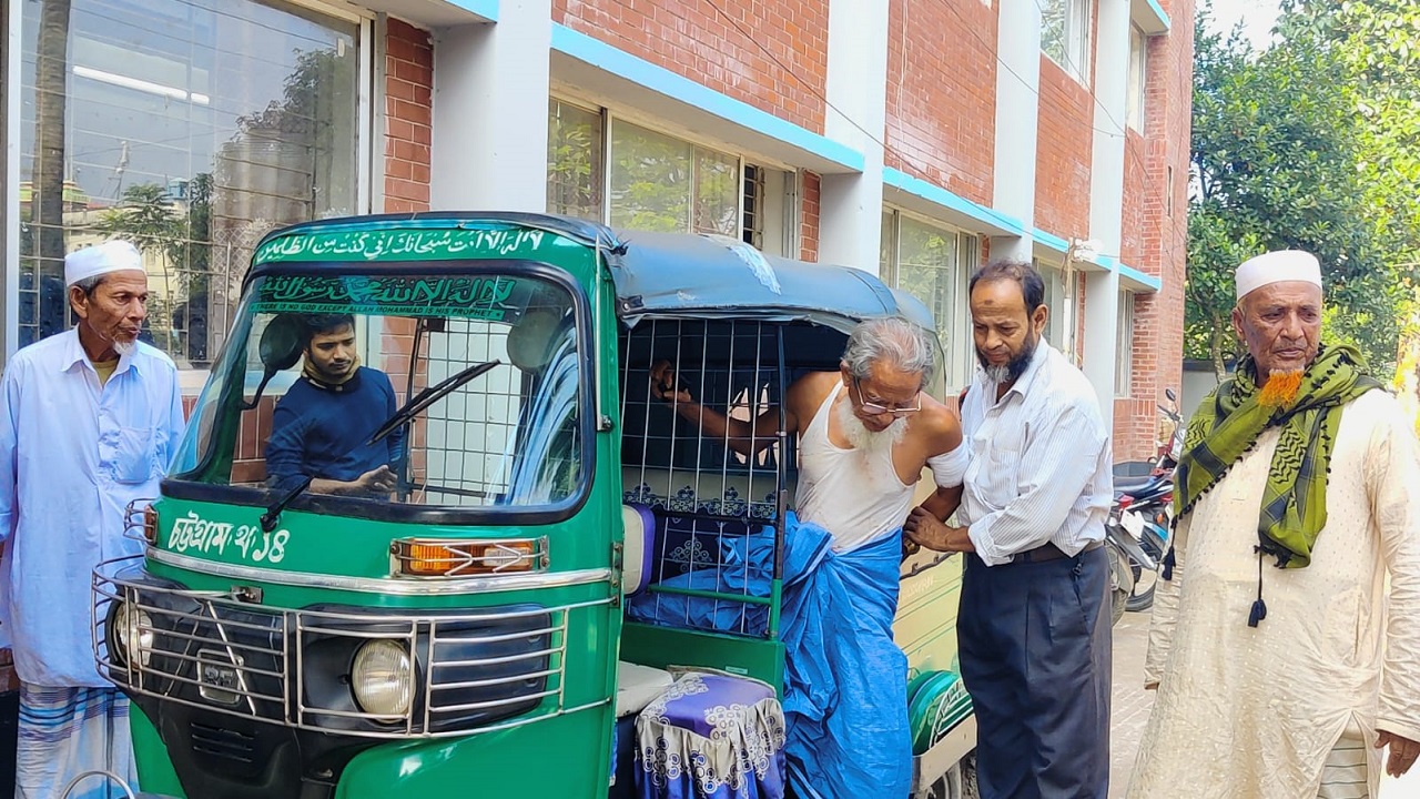 আহত গরু ব্যবসায়ী ফজলুল কাদের। ছবি : কালবেলা