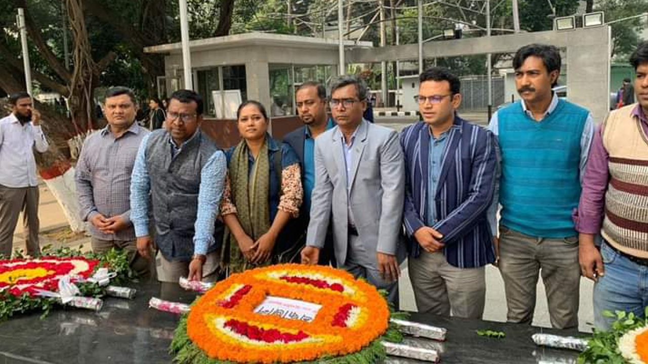 ডিআরইউ নেতৃবৃন্দ ধানমন্ডি ৩২ নম্বরে বঙ্গবন্ধু শেখ মুজিবুর রহমানের সমাধিতে শ্রদ্ধা জানান। ছবি : কালবেলা