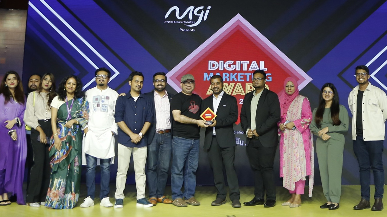 সোনারগাঁওয়ে ব্র্যান্ড ফোরাম আয়োজনে ডিজিটাল মার্কেটিং অ্যাওয়ার্ডের ৭ম সংস্করণের অনুষ্ঠানে পদক তুলে দেওয়া হয়। সৌজন্য ছবি