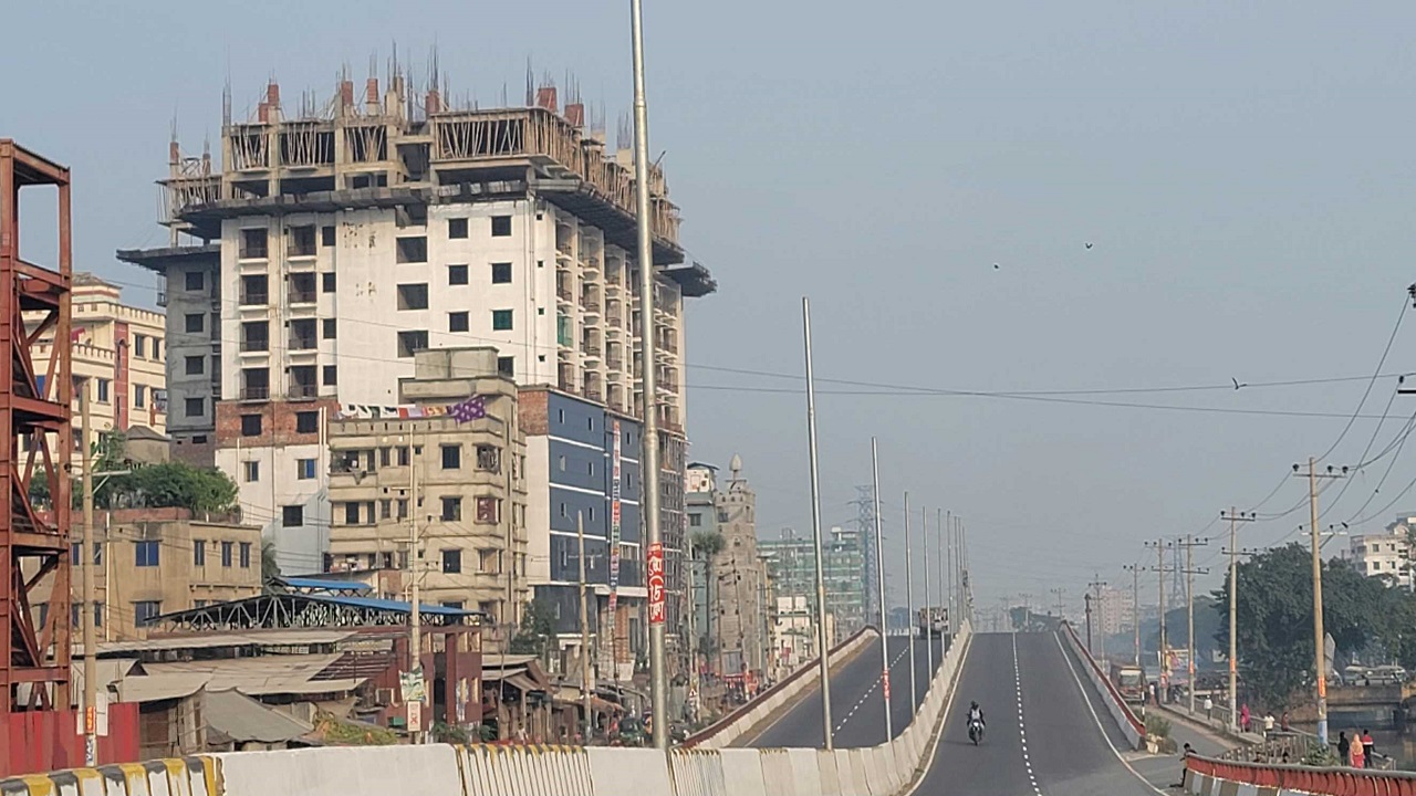 ডেমরা-যাত্রাবাড়ী চার লেন বিশিষ্ট মহাসড়ক। ছবিটি ডেমরার কোনাপাড়া থেকে তোলা। ছবি : কালবেলা