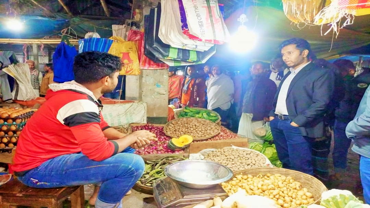 ভ্রাম্যমাণ আদালত পরিচালনা করে খানসামা উপজেলা প্রশাসন। ছবি : কালবেলা