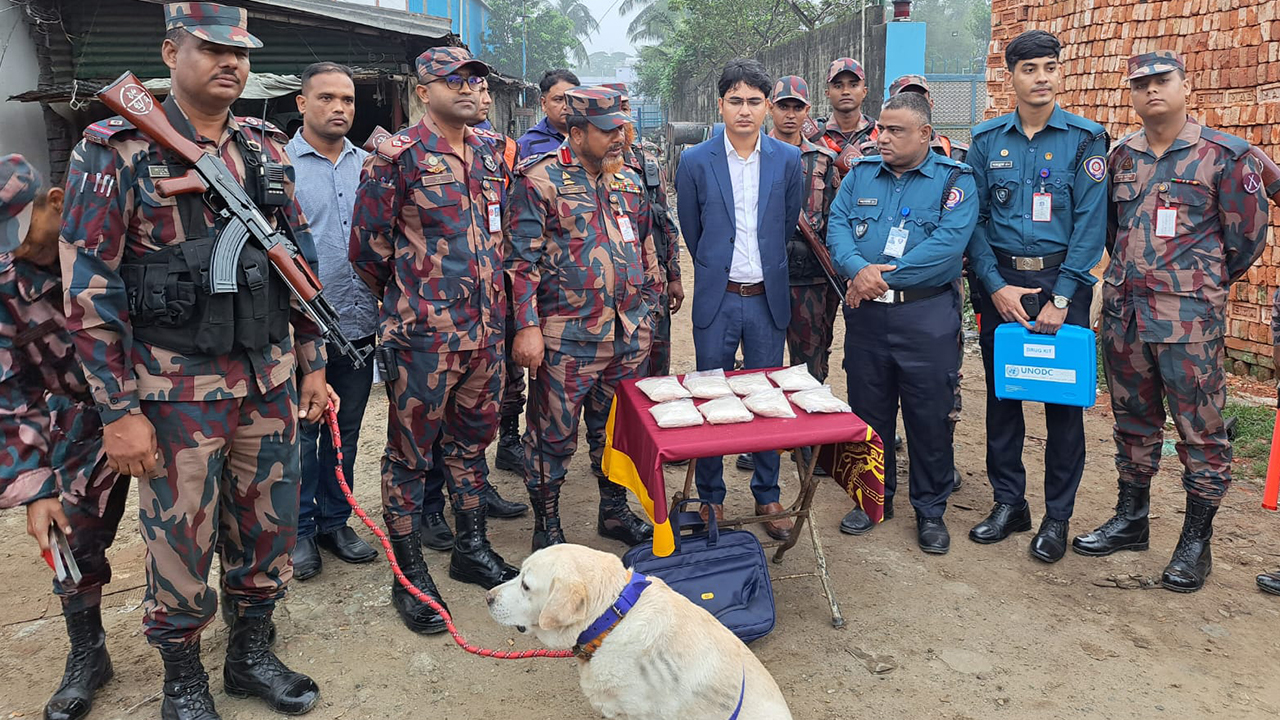 চট্টগ্রামের সীতাকুণ্ডে টাস্কফোর্সের অভিযানে ২ কেজি অ্যামফিটামিন উদ্ধার। ছবি : কালবেলা