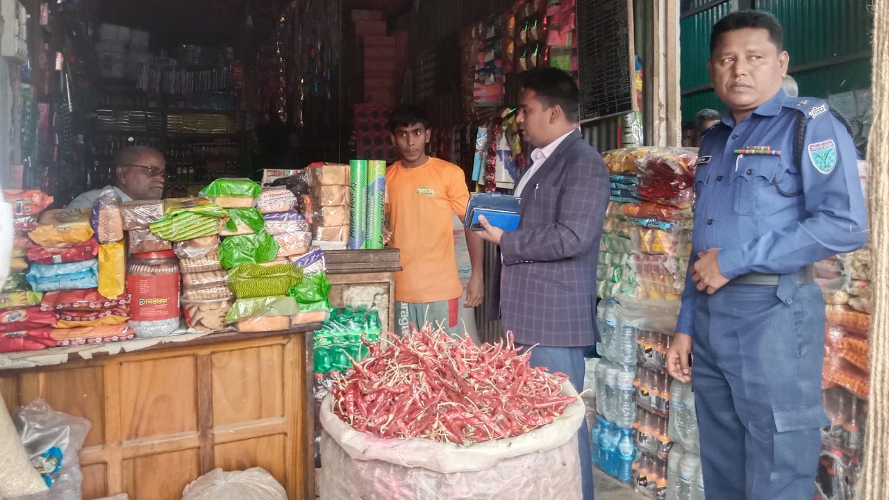 হবিগঞ্জে বাজার মনিটরিংয়ে প্রশাসন। ছবি : কালবেলা