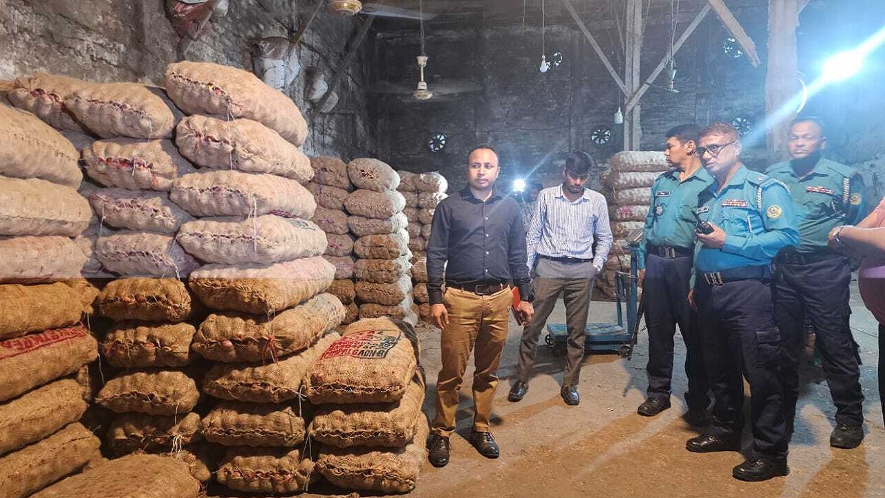 খাতুনগঞ্জে পেঁয়াজের গুদামে অভিযান চালায় চট্টগ্রাম জেলা প্রশাসন। ছবি : কালবেলা