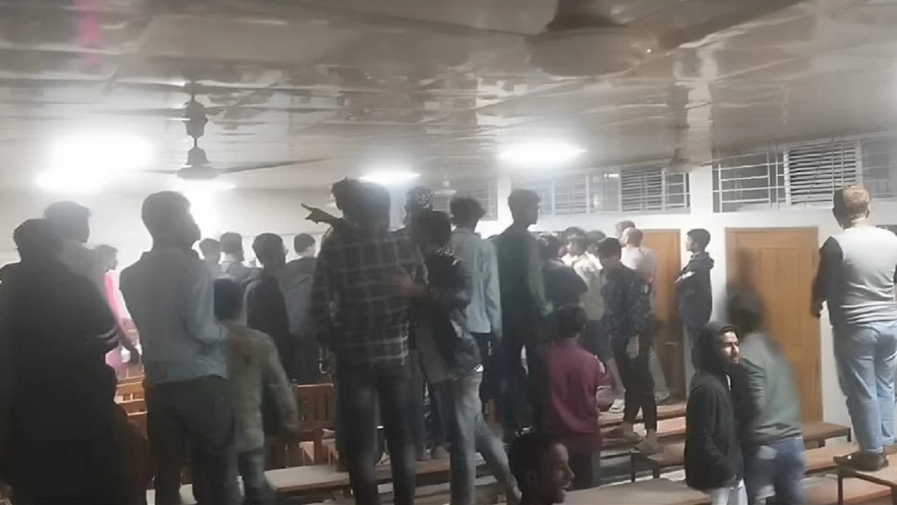গাজীপুরে নৌকা প্রতীকের উঠান বৈঠকে দুপক্ষের সংঘর্ষের ঘটনা ঘটে। ছবি : সংগৃহীত