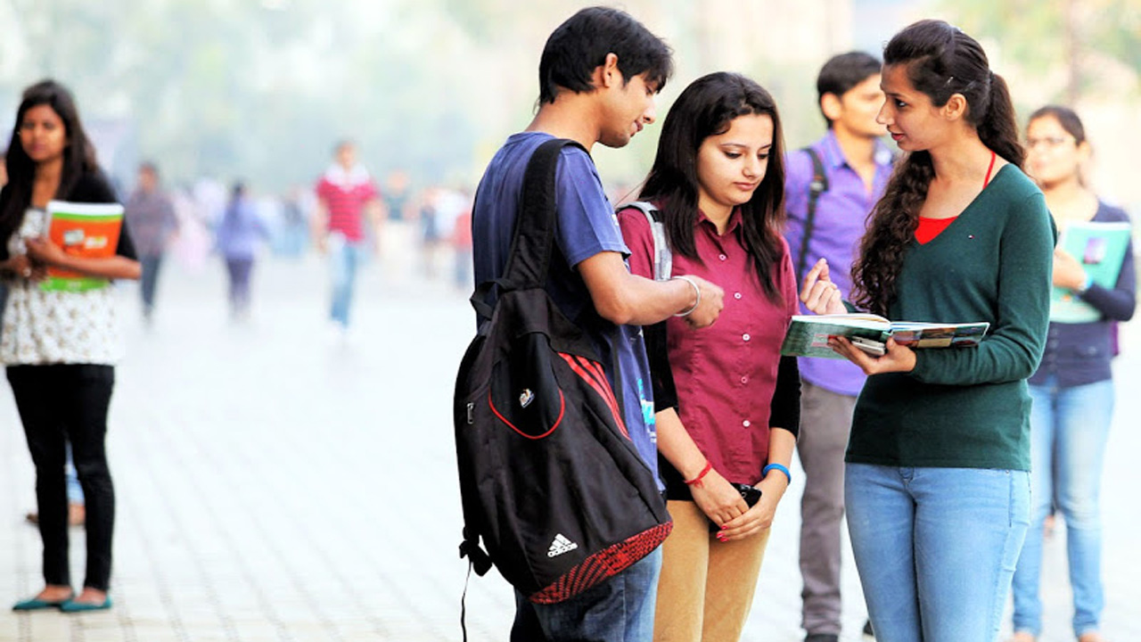 দলবদ্ধ আলোচনায় ছেলে-মেয়েরা। ছবি : সংগৃহীত
