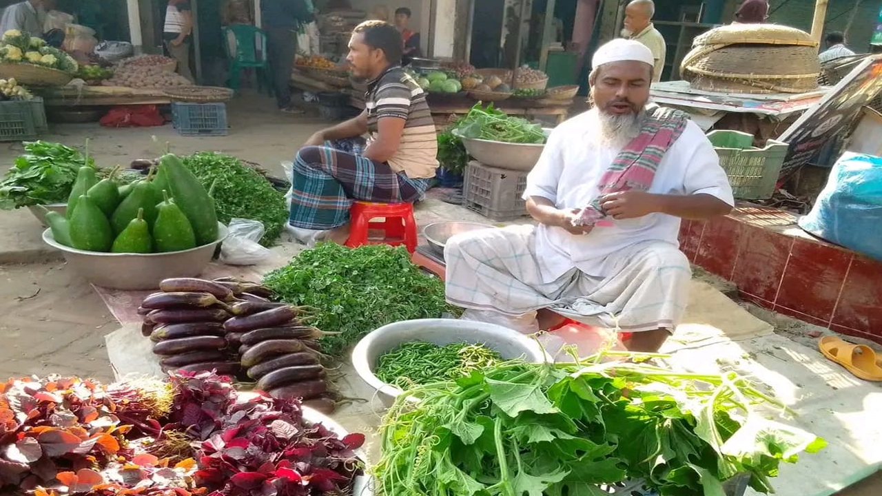 শরীয়তপুরে একটি সবজির বাজার। ছবি : কালবেলা