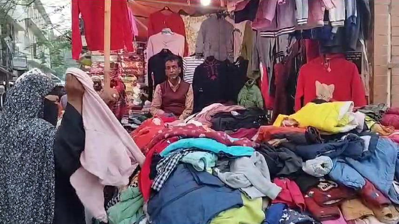 ফেনী শহরের একটি দোকানে গরম কাপড়ের পসরা সাজিয়ে বসেছেন এক দোকানী। ছবি : কালবেলা